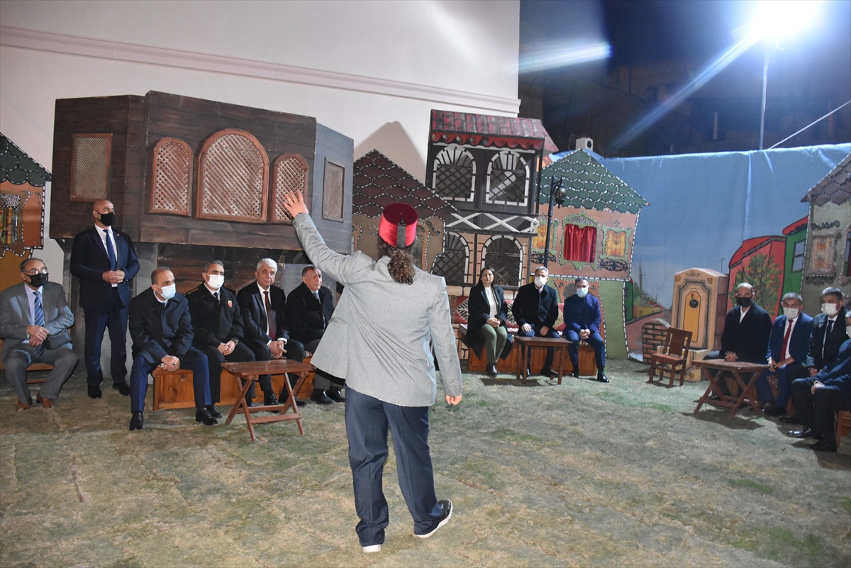 Adana'da lise öğrencileri “Kurtuluş Sokağı” adlı tiyatro oyununu sahneledi