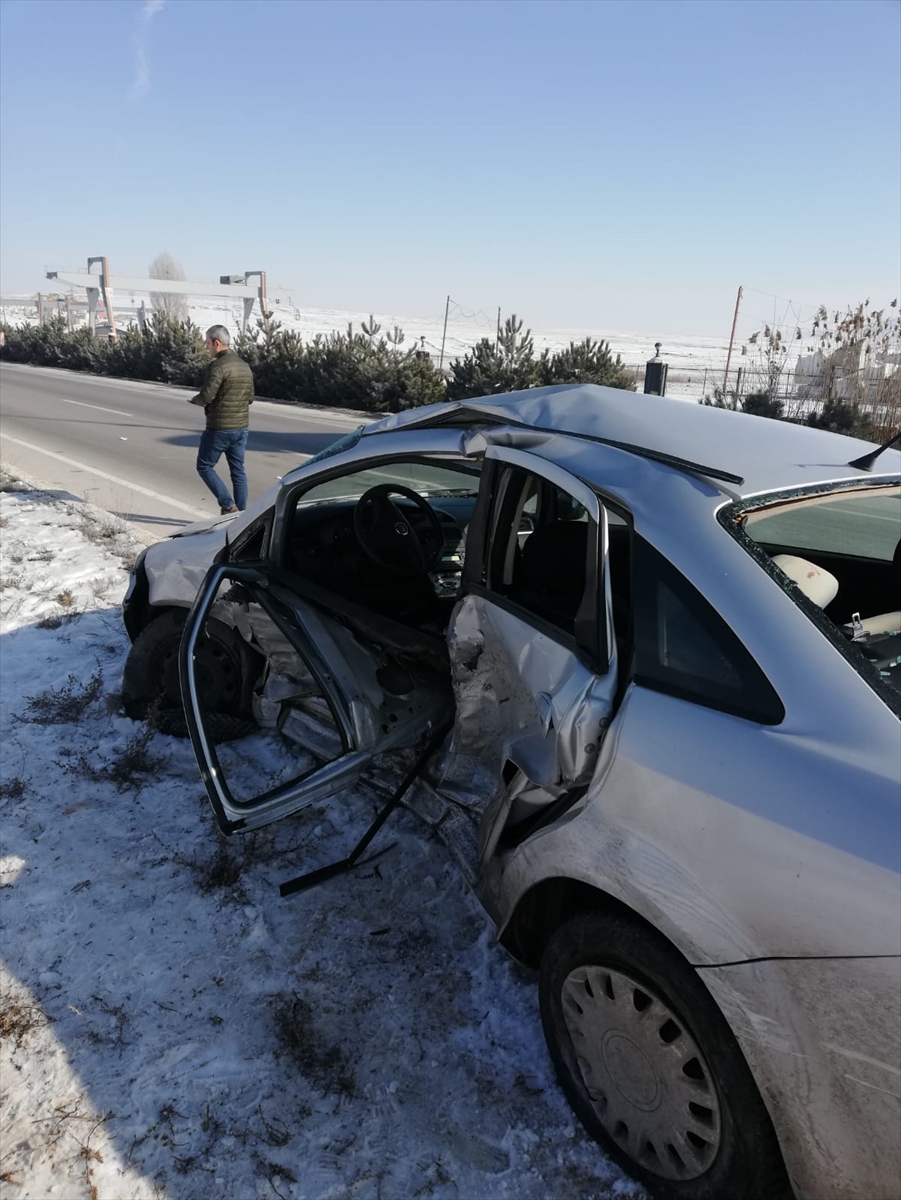 Afyonkarahisar'da iki otomobilin çarpıştığı kazada 2 kişi öldü, 3 kişi yaralandı