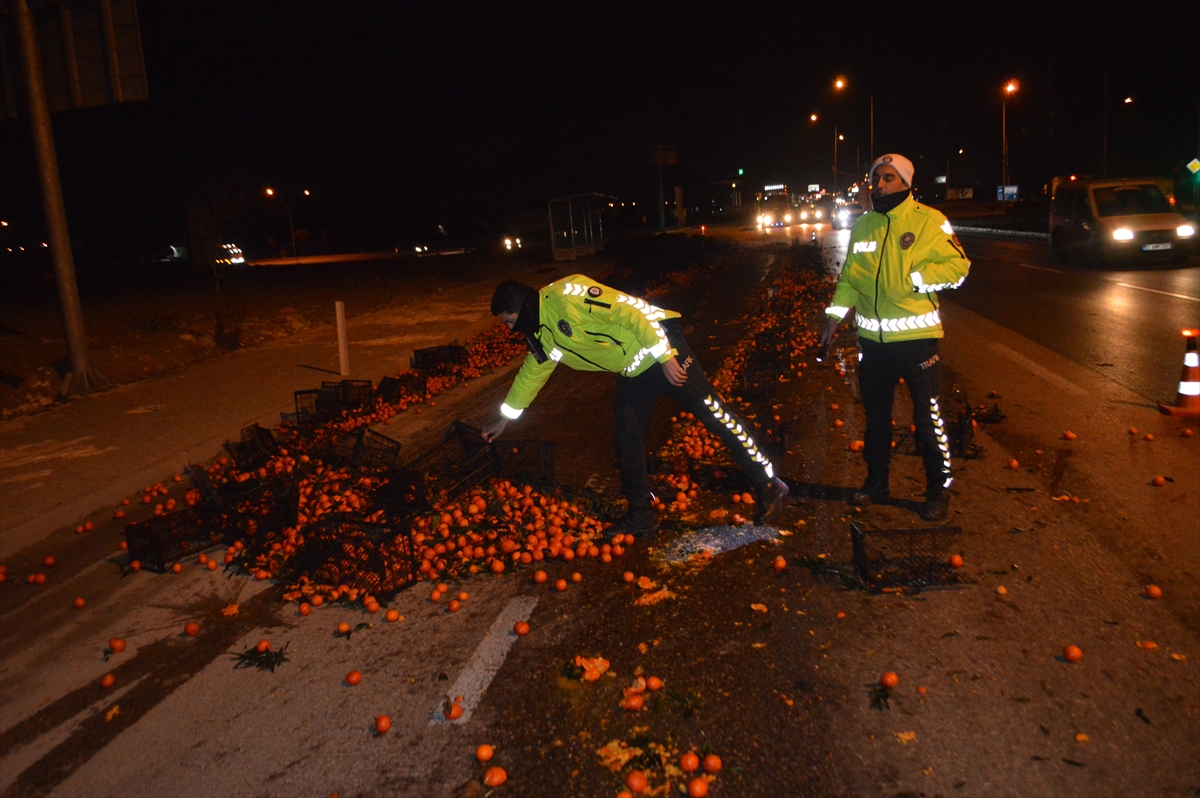 Afyonkarahisar'da yola saçılan mandalinalar trafiği aksattı