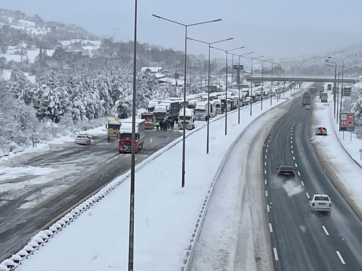 Anadolu Otoyolu'nun Bolu kesiminde kar nedeniyle Ankara yönüne ulaşım sağlanamıyor