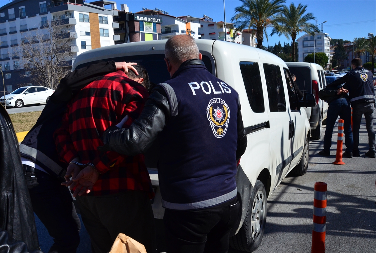 Antalya'da bir kişinin otomobilde öldürülmesiyle ilgili 5 şüpheli yakalandı