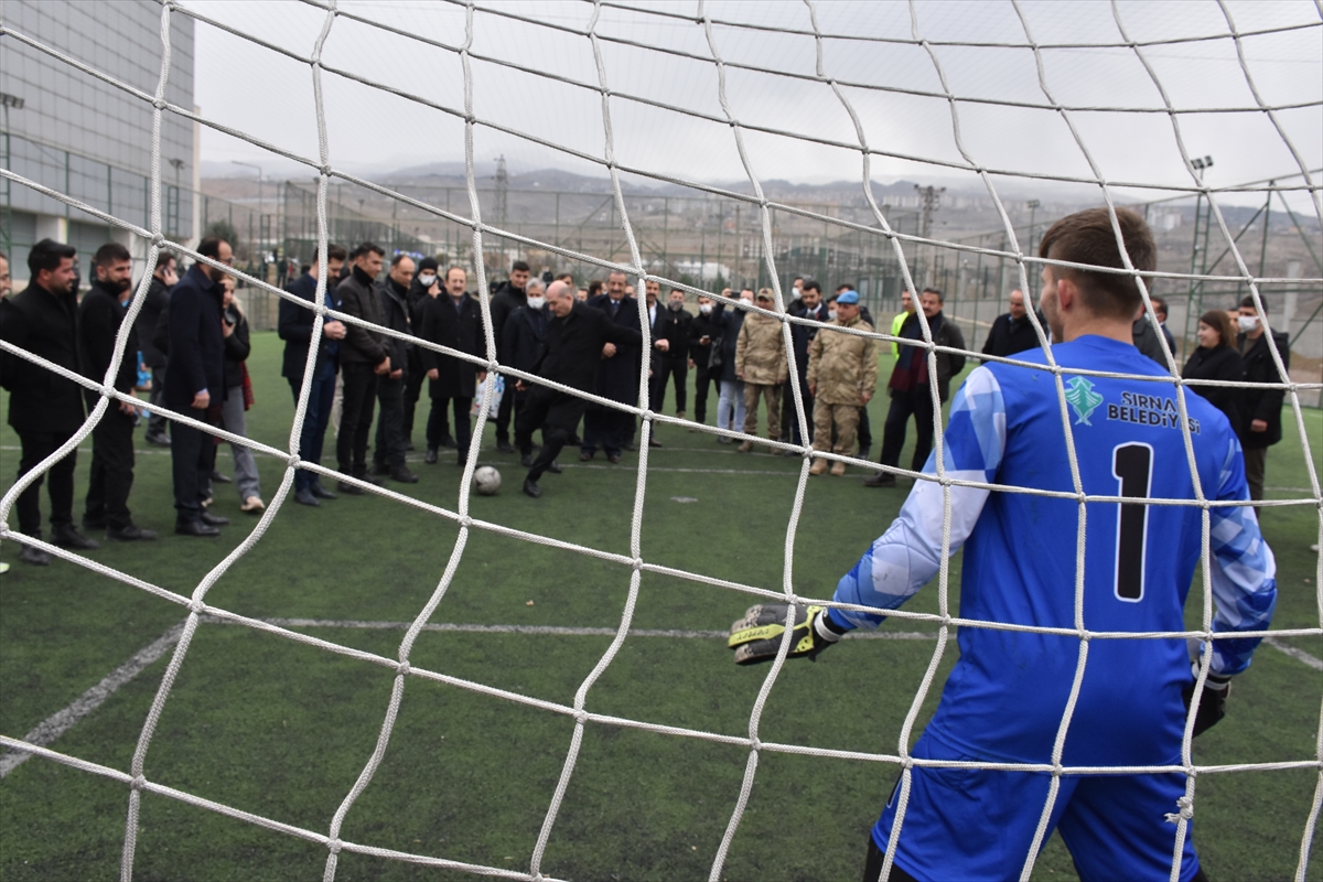 Bakan Soylu, Şırnak'taki futbol maçının başlama vuruşunu yaptı