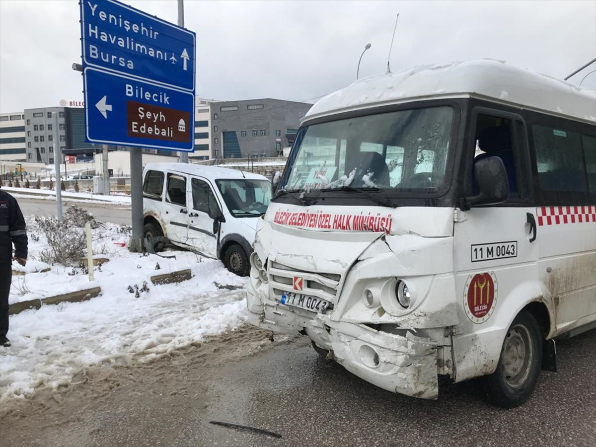 Bilecik'te yolcu minibüsü ile hafif ticari aracın çarpıştığı kazada 7 kişi yaralandı