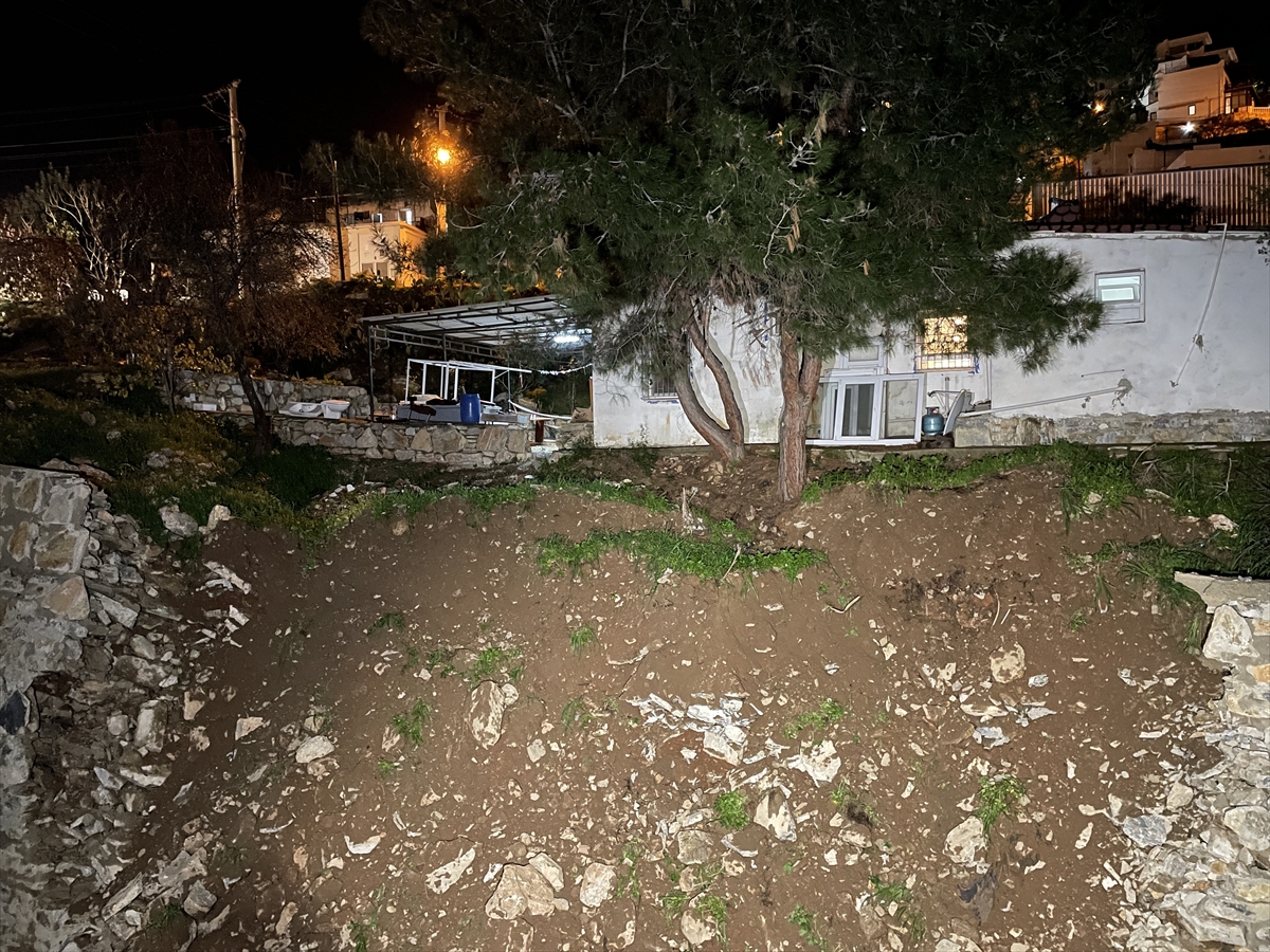 Bodrum'da istinat duvarı çöken iki ev tedbir amacıyla tahliye edildi
