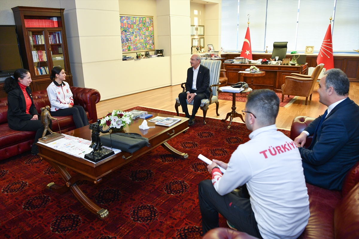 CHP Genel Başkanı Kılıçdaroğlu, milli kick boksçu Barut'u kabul etti