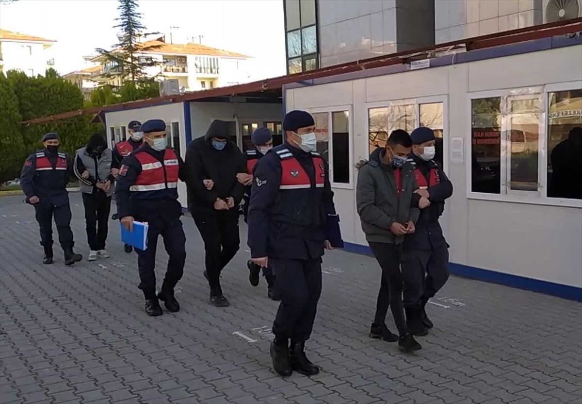 Denizli'de güneş enerjisi aküsü çalan 3 şüpheli tutuklandı