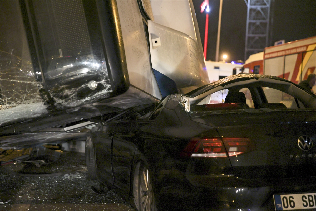 EGO otobüsü otomobillerin üzerine devrildi, 16 kişi yaralandı