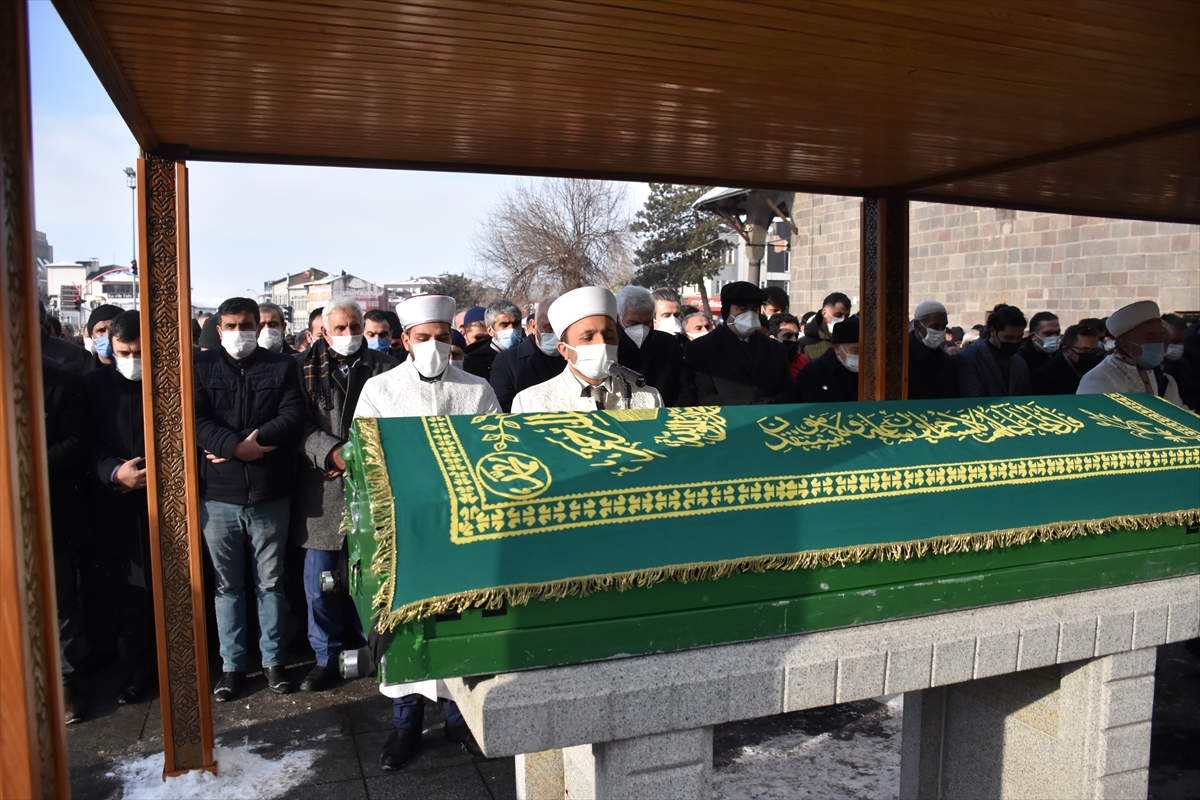 Erzurum'da çığ altında kalarak ölen 2 kişinin cenazesi toprağa verildi