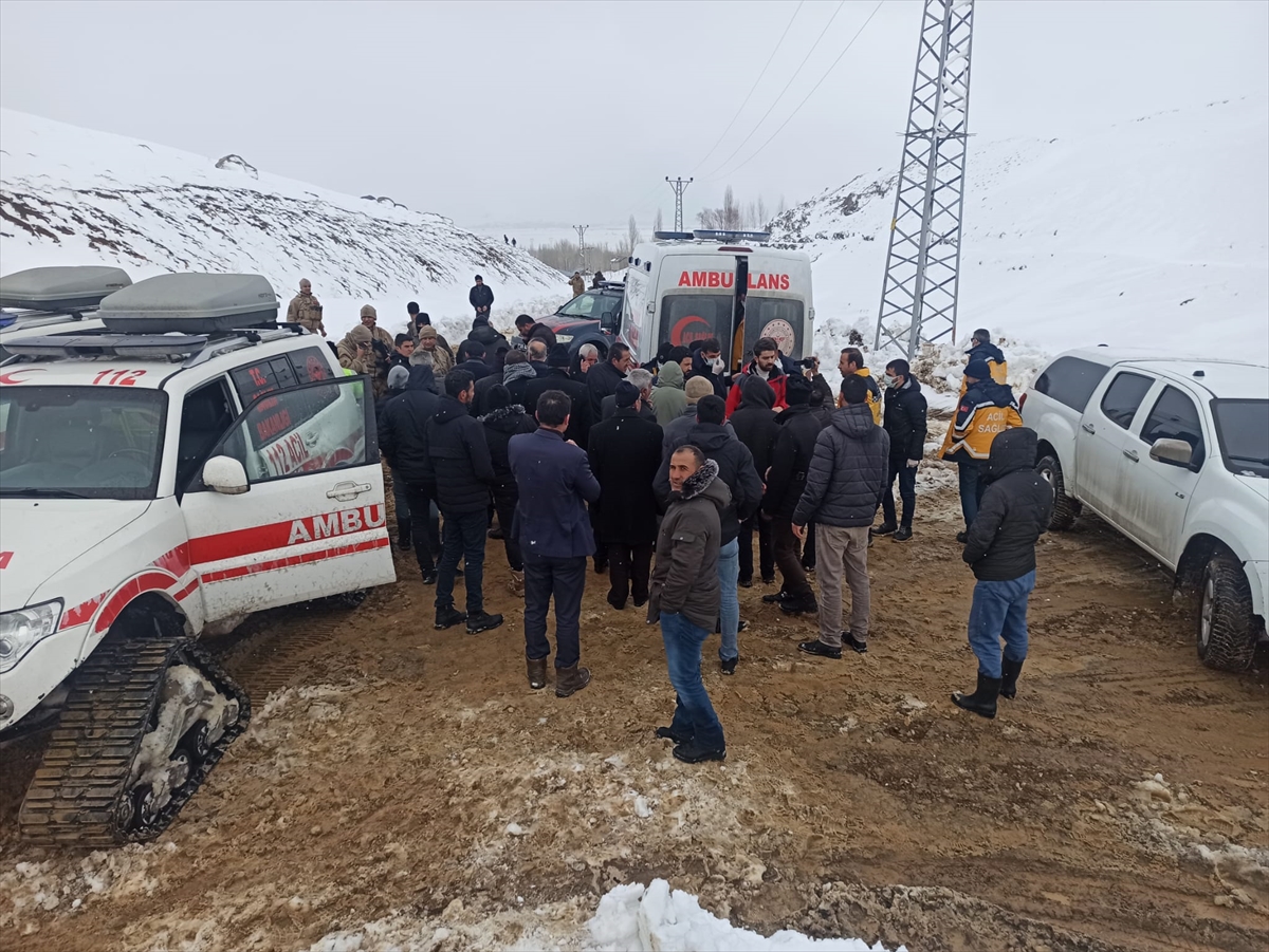 Hakkari'de su şebekesini onarmaya giden 3 kişinin üzerine çığ düştü