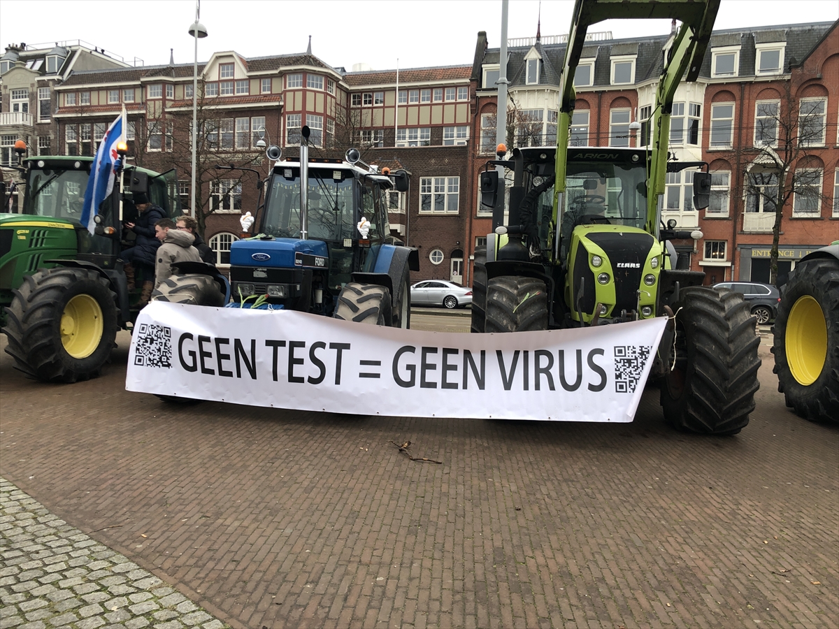 Hollanda'da Kovid-19 kısıtlamaları protesto edildi