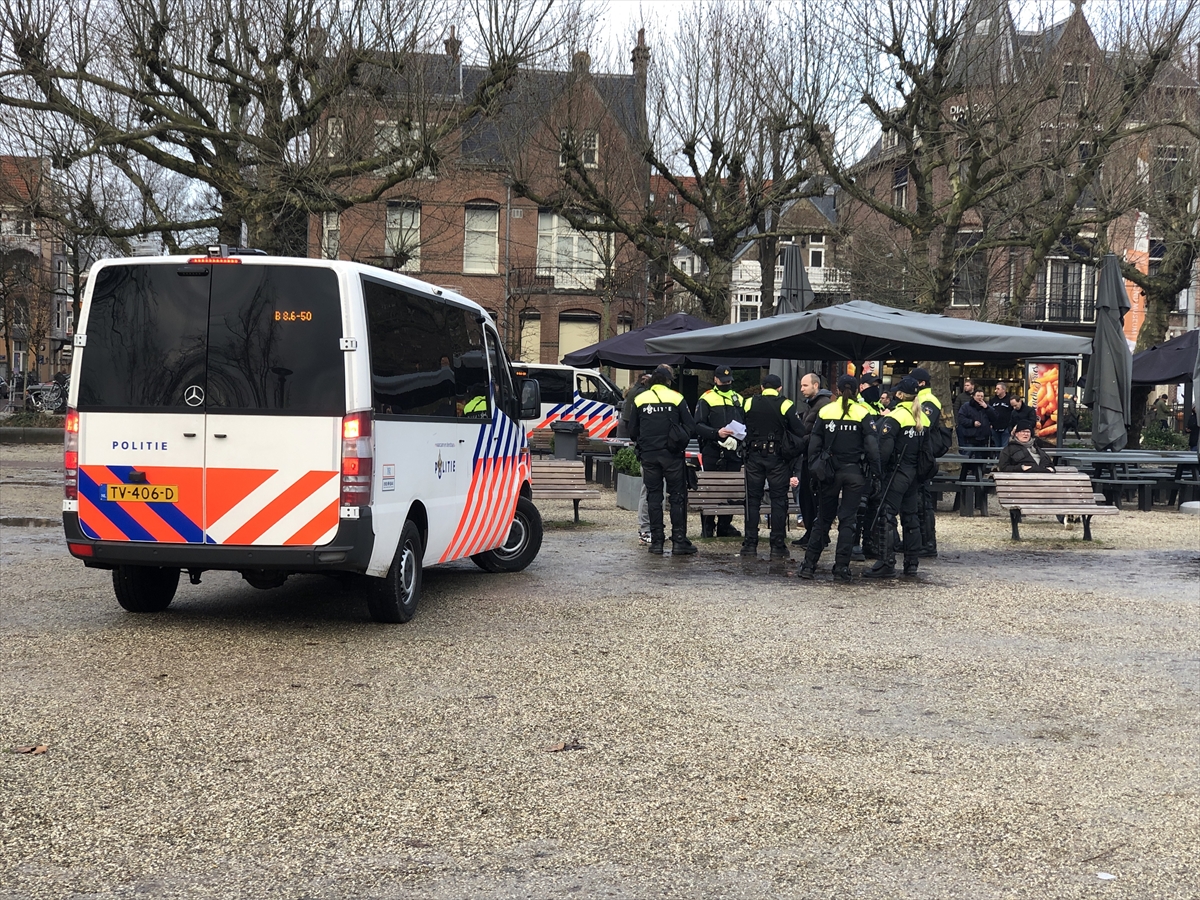 Hollanda'da yasaklara rağmen Kovid-19 kısıtlamaları protesto edildi