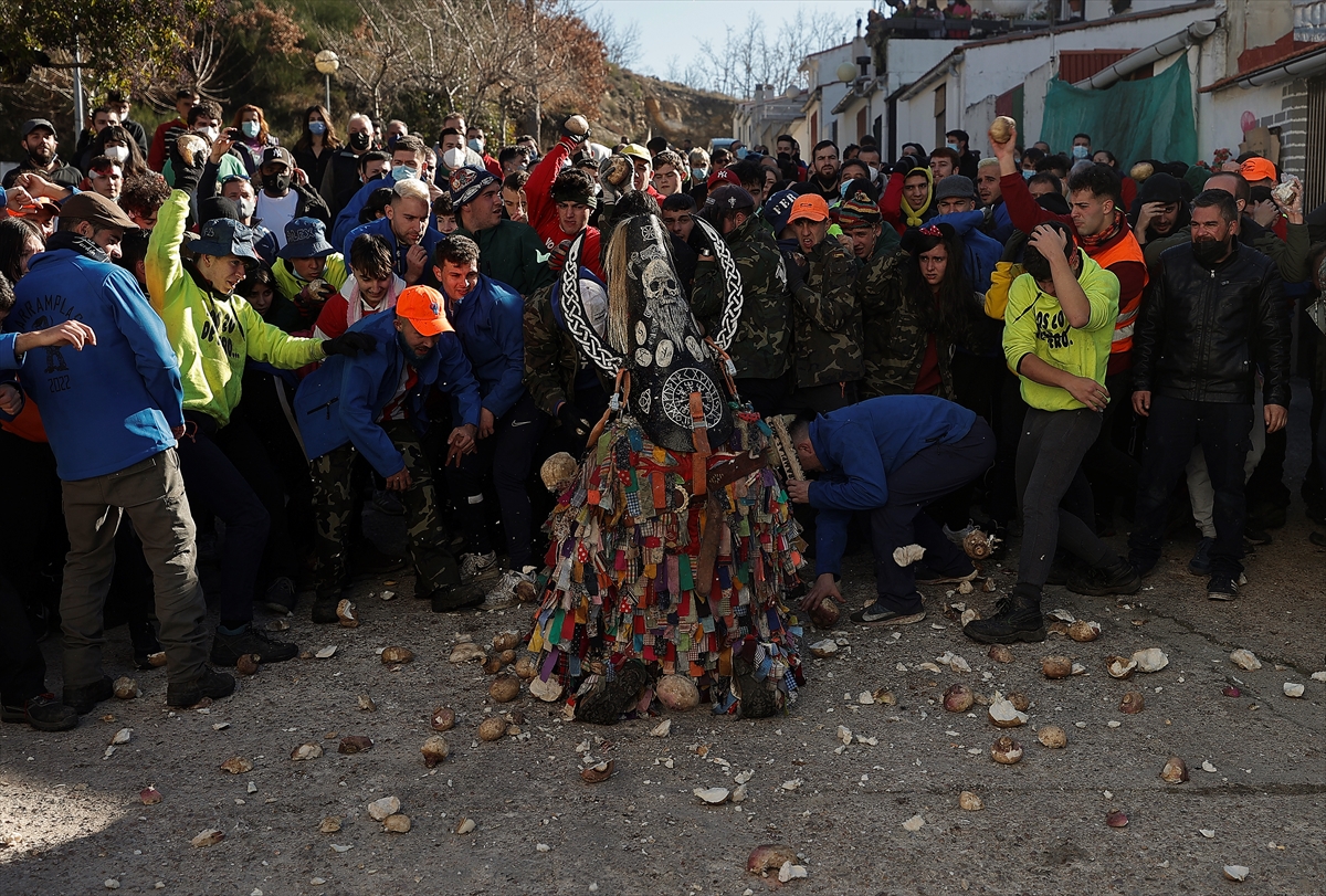 İspanya'da “kötülere” şalgam fırlatılan festival bir yıl aradan sonra yapıldı