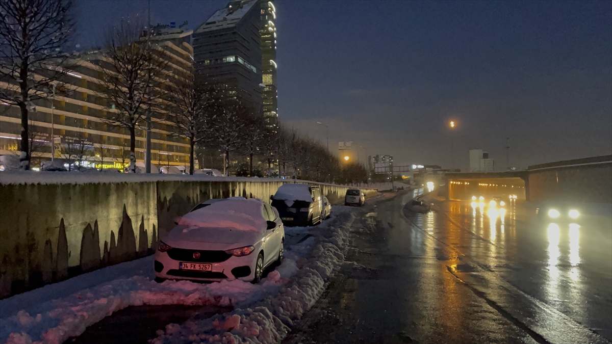 İstanbul'da kar nedeniyle yolda kalan araçlar çekilmeye devam ediliyor