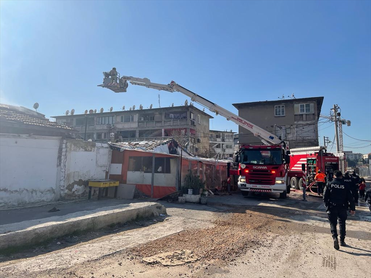 İzmir'de depoda çıkan yangın itfaiye ekiplerince söndürüldü