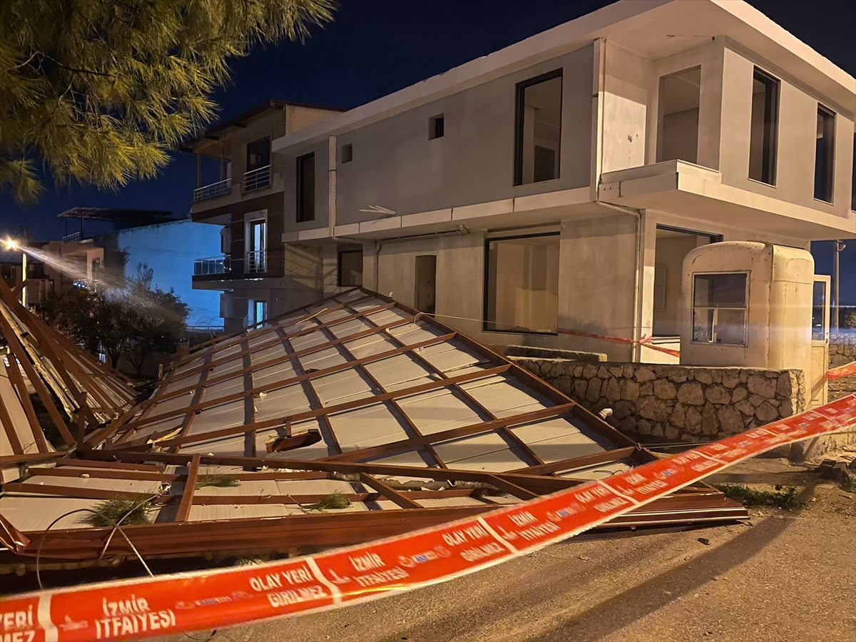 İzmir'de fırtına nedeniyle uçan çatı, elektrik tellerini kopardı