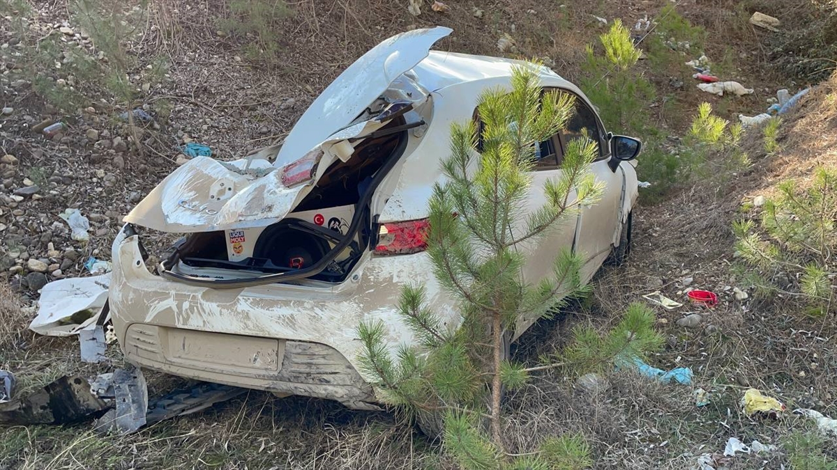 Karabük'te şarampole devrilen otomobildeki 3 sözleşmeli er yaralandı