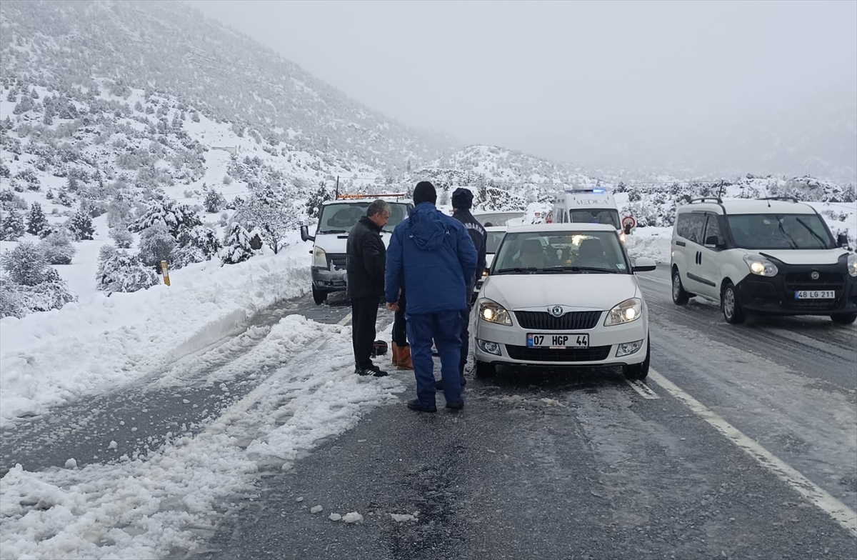 Kardan dolayı Antalya-Konya yolunda kalanlara jandarma yardım etti