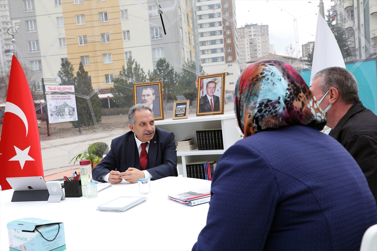 Kayseri'de belediye başkanı “makam odasını” mahalleye taşıdı
