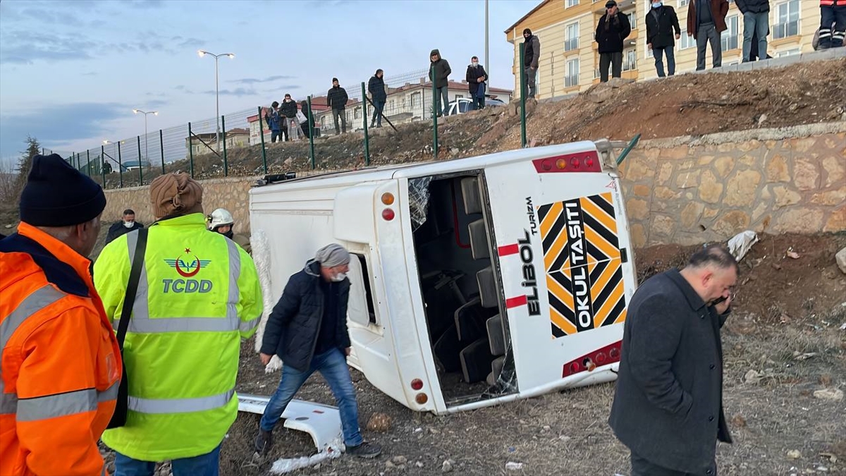 Kırıkkale'de servis midibüsünün devrildiği kazada 15 işçi yaralandı