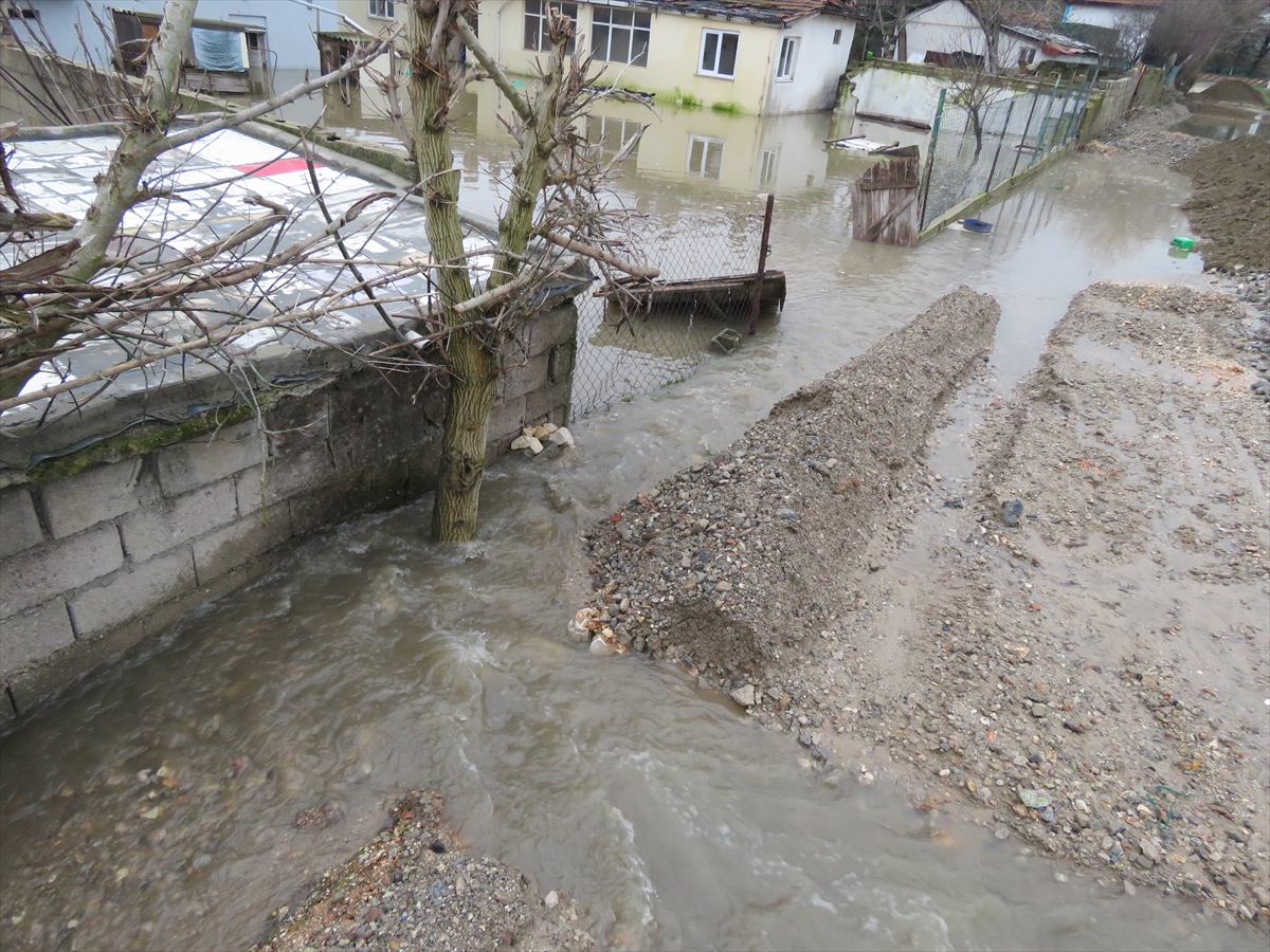 Kırklareli'nde kanalın çökmesi nedeniyle su baskınları yaşandı