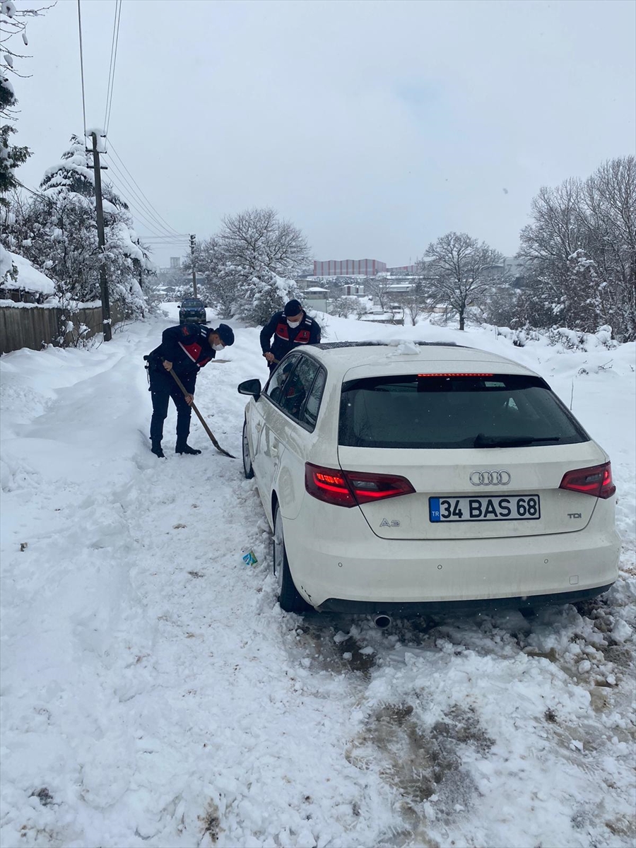 Kocaeli'de kar, hayatı ve ulaşımı olumsuz etkiliyor