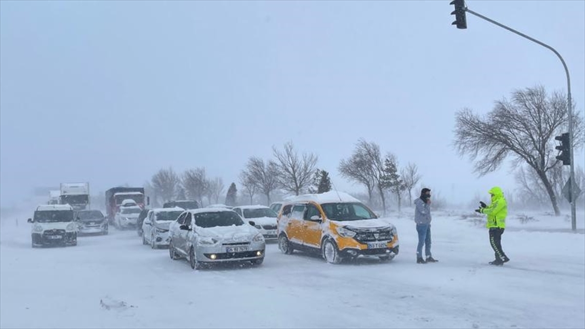 Konya'da yoğun kar nedeniyle trafiğe kapatılan yolların açılması için çalışmalar sürüyor
