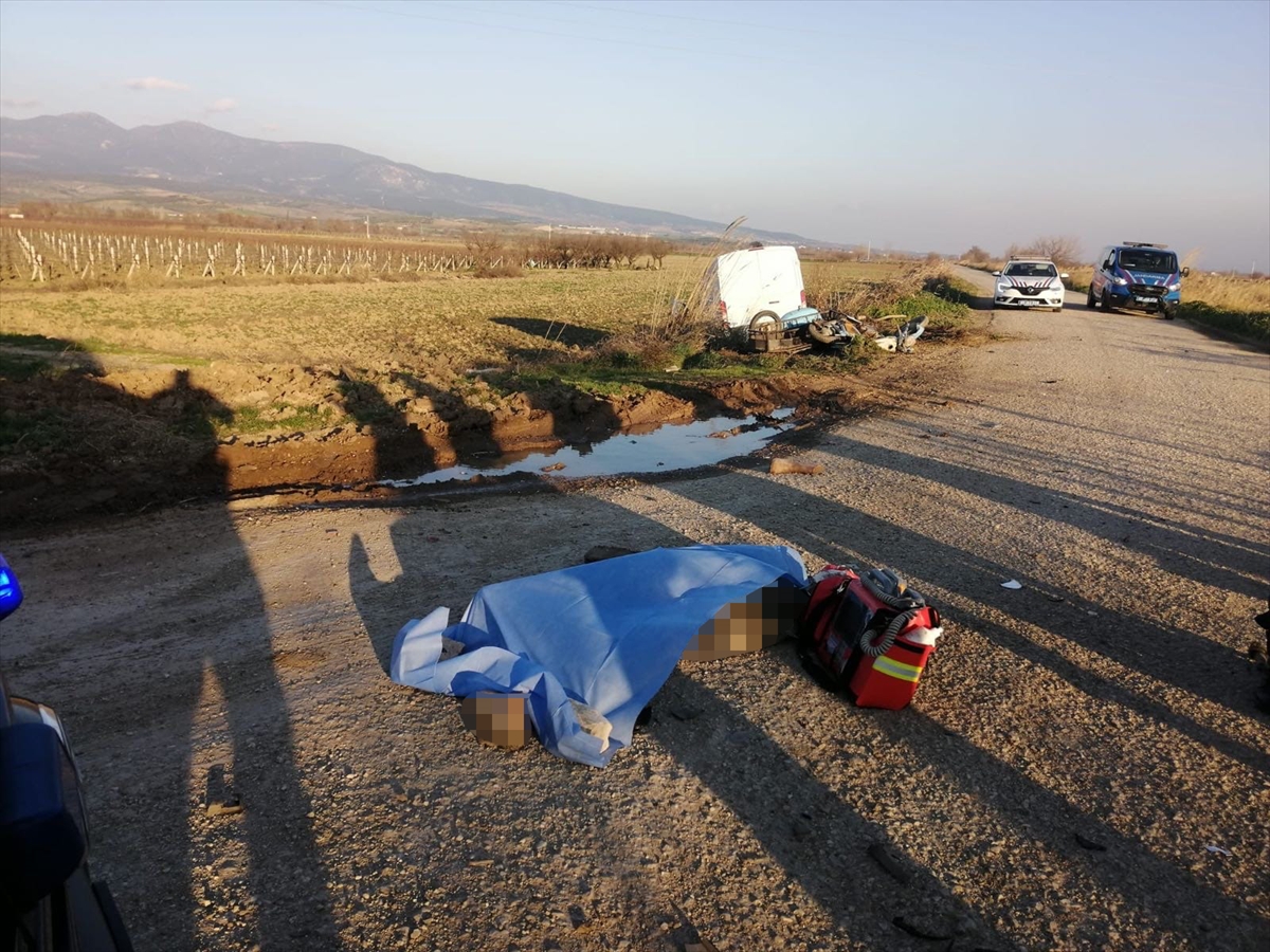 Manisa'da minibüs ile çarpışan motosikletin sürücüsü öldü