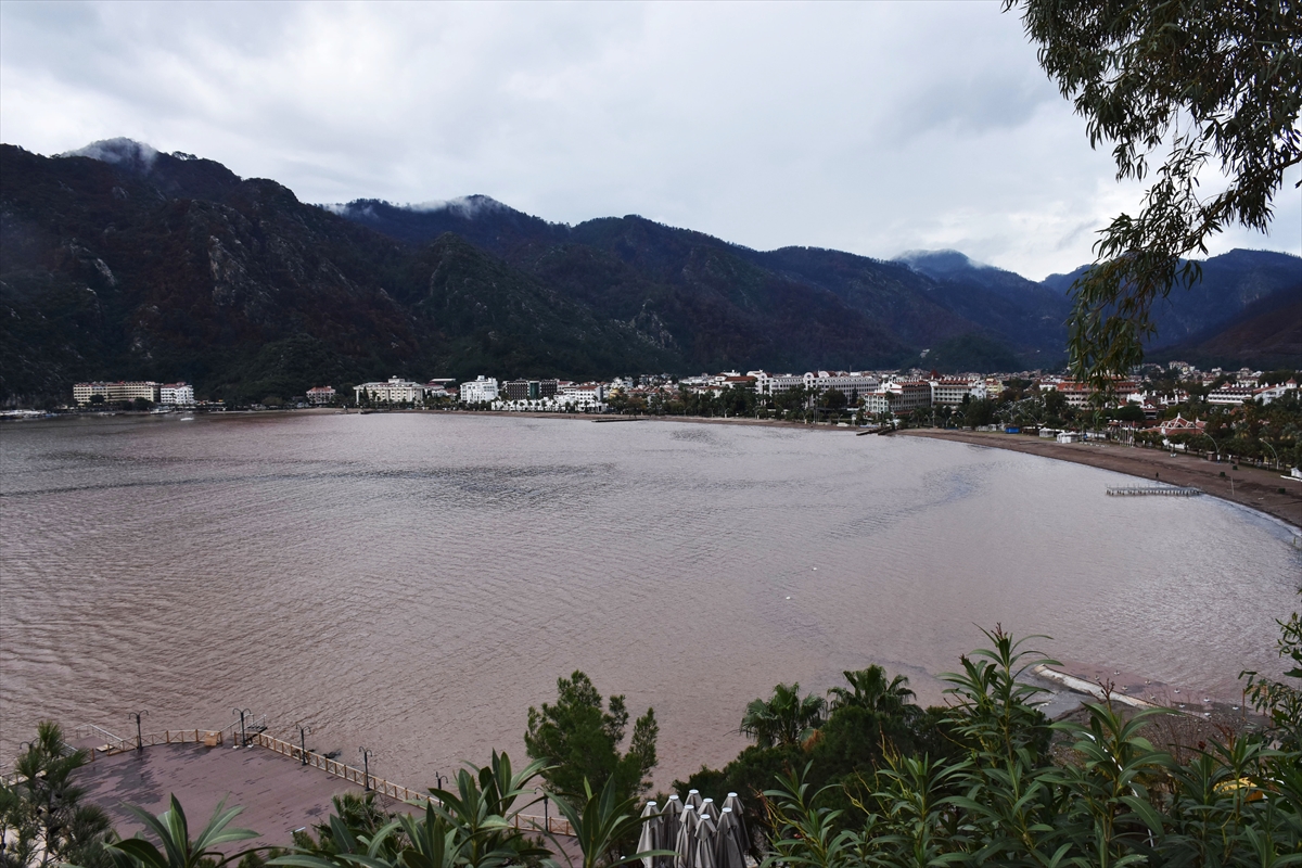 Marmaris'te etkili olan sağanak günlük yaşamı olumsuz etkiliyor