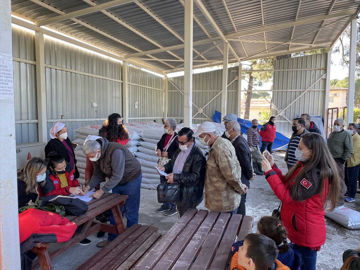 Marmaris'te yangından etkilenen üreticilere arı keki ve gübre dağıtıldı