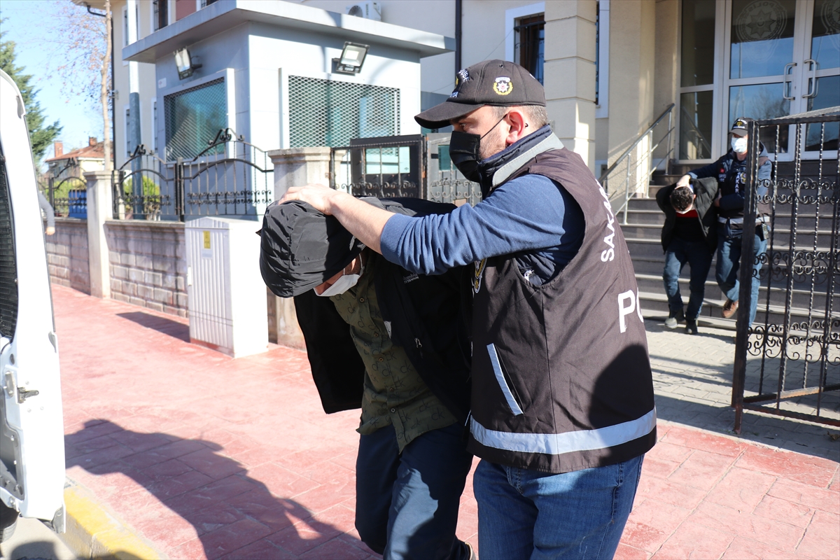 Sakarya'da kuyumculara sahte altın bilezik sattıkları iddiasıyla 4 zanlı yakalandı