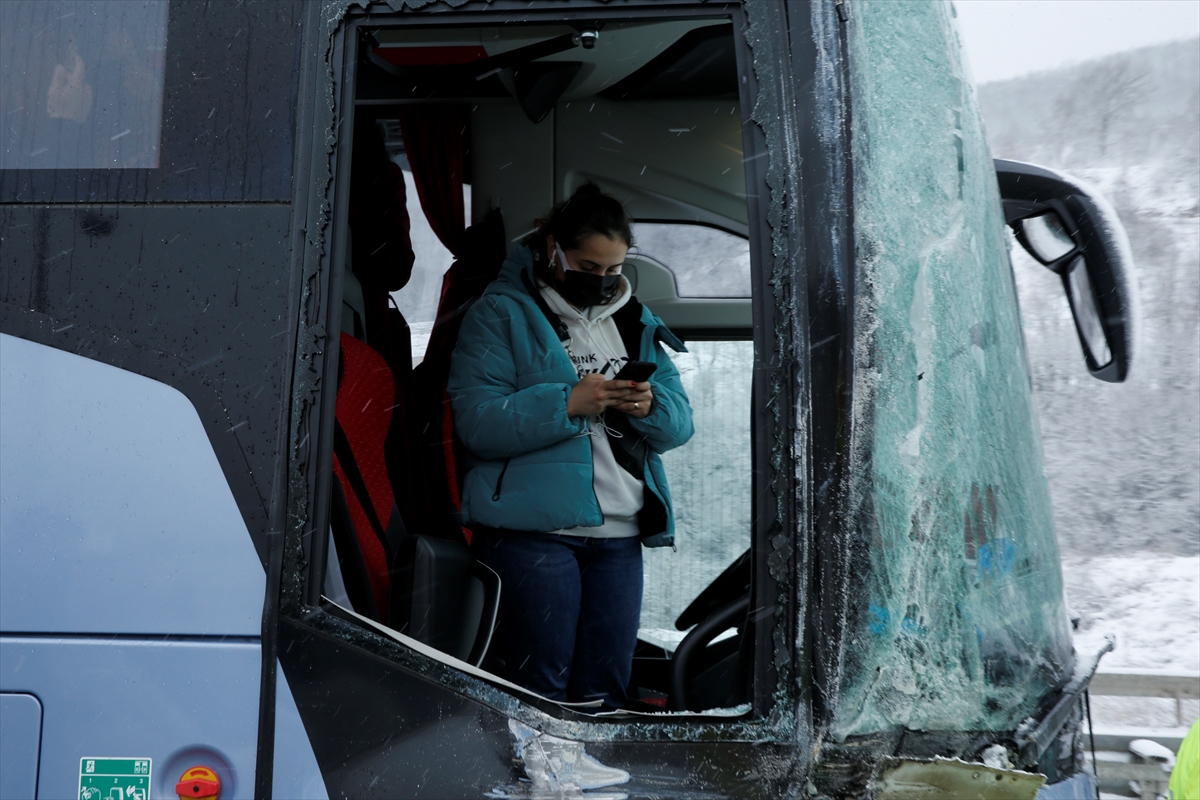 Samsun'da polisler kazalardan dolayı trafiğin aksamaması için yoğun mesai harcadı