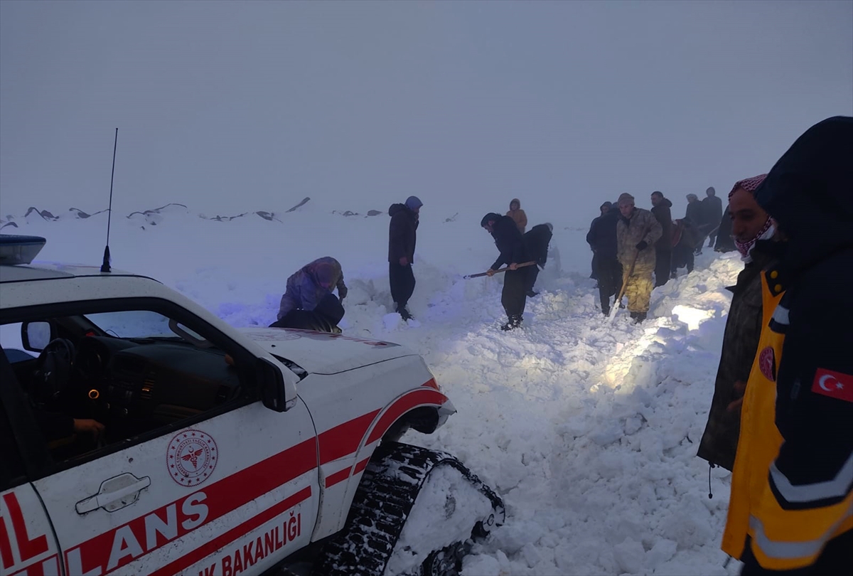 Şanlıurfa'da köylüler kara saplanan ambulans için seferber oldu