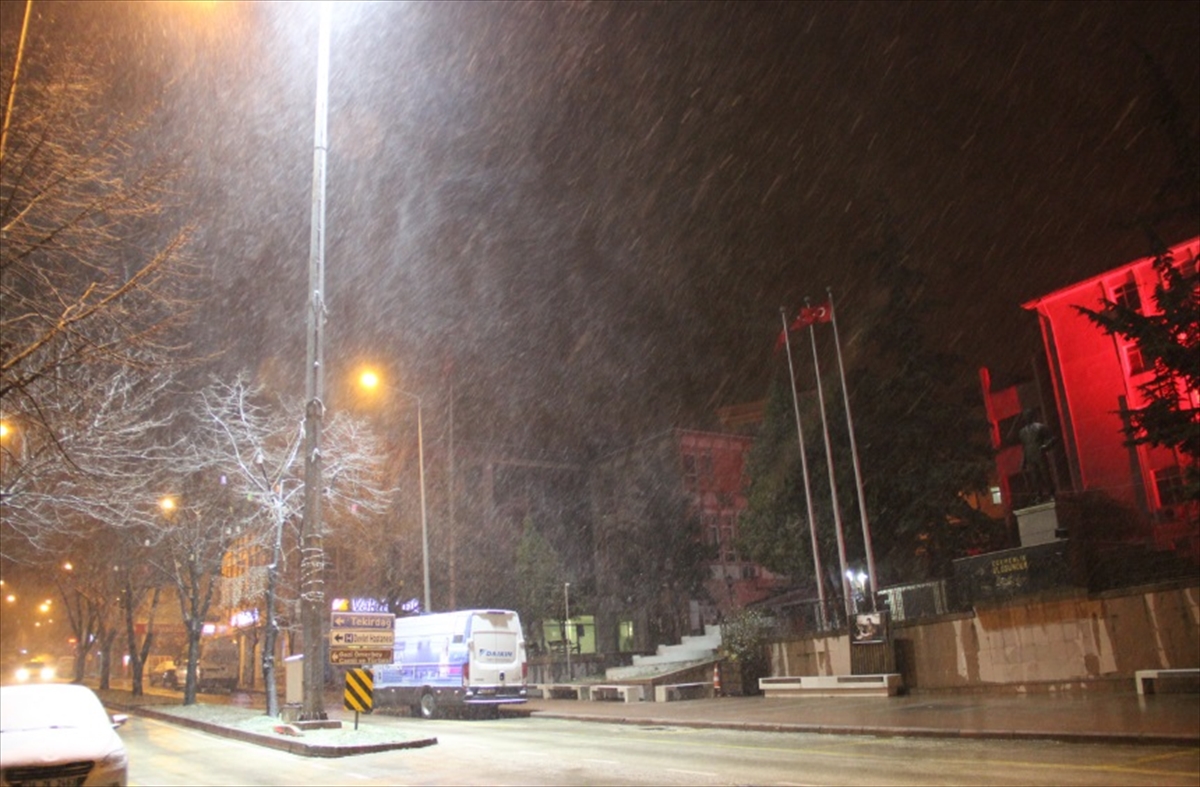 Tekirdağ'da kar yağışı başladı