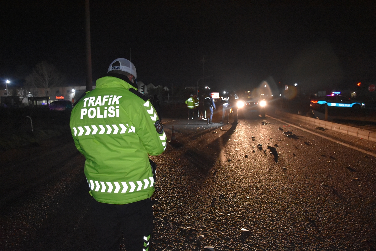 Tekirdağ'da tıra arkadan çarpan otomobildeki 2 kişi öldü, 1 kişi yaralandı