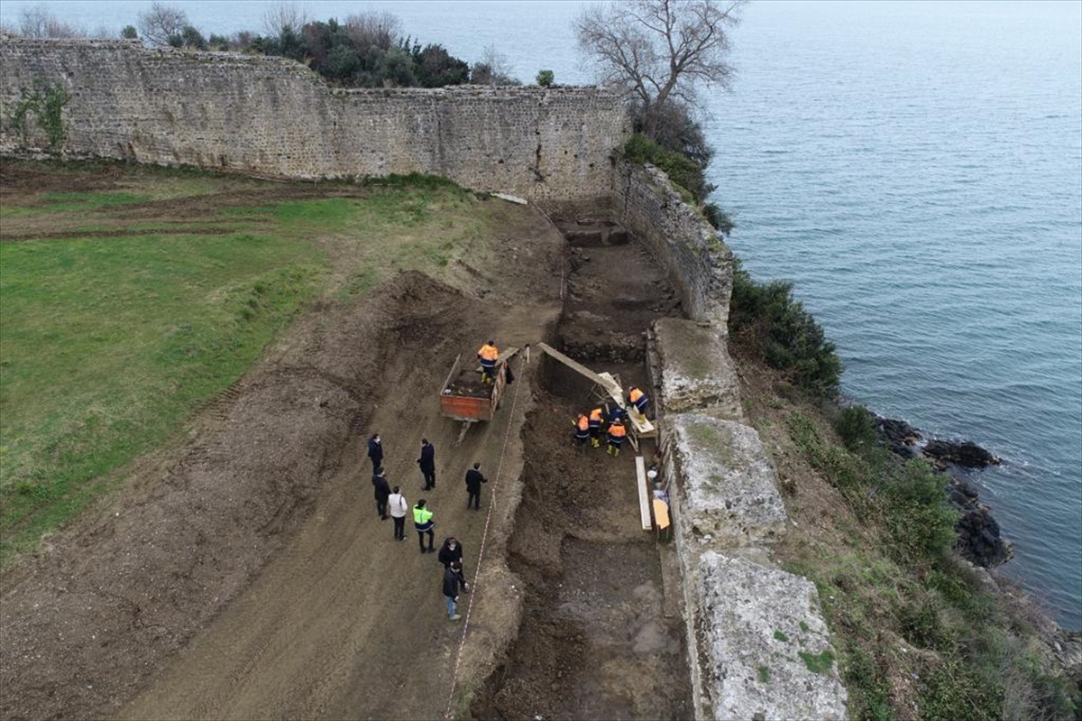 Trabzon'daki kale kazısında iskelet ve çeşitli objeler bulundu