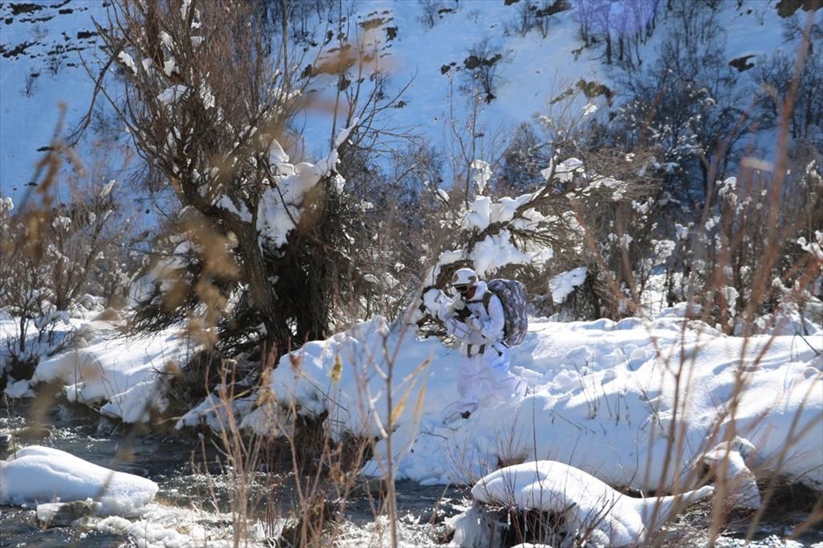 Tunceli'de teröristlerin kullandığı 5 sığınak imha edildi