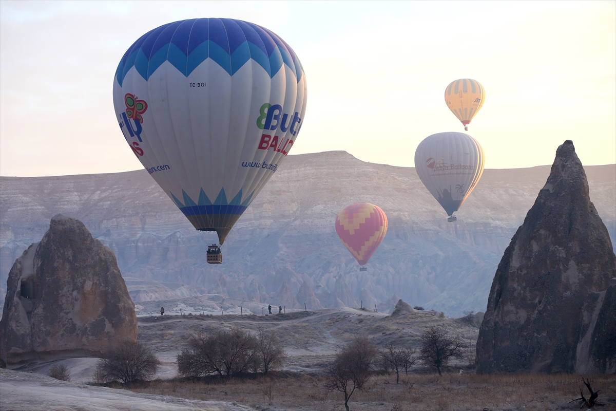 Turistler yeni yılın ilk gününde Kapadokya'da tur etkinliklerine katıldı