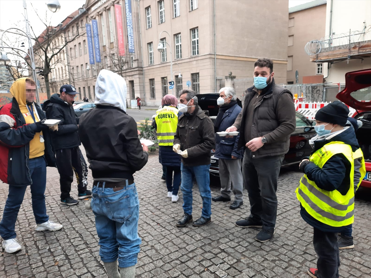 Türk gönüllüler, Berlin sokaklarında yaşayanlara her cumartesi yemek dağıtıyor