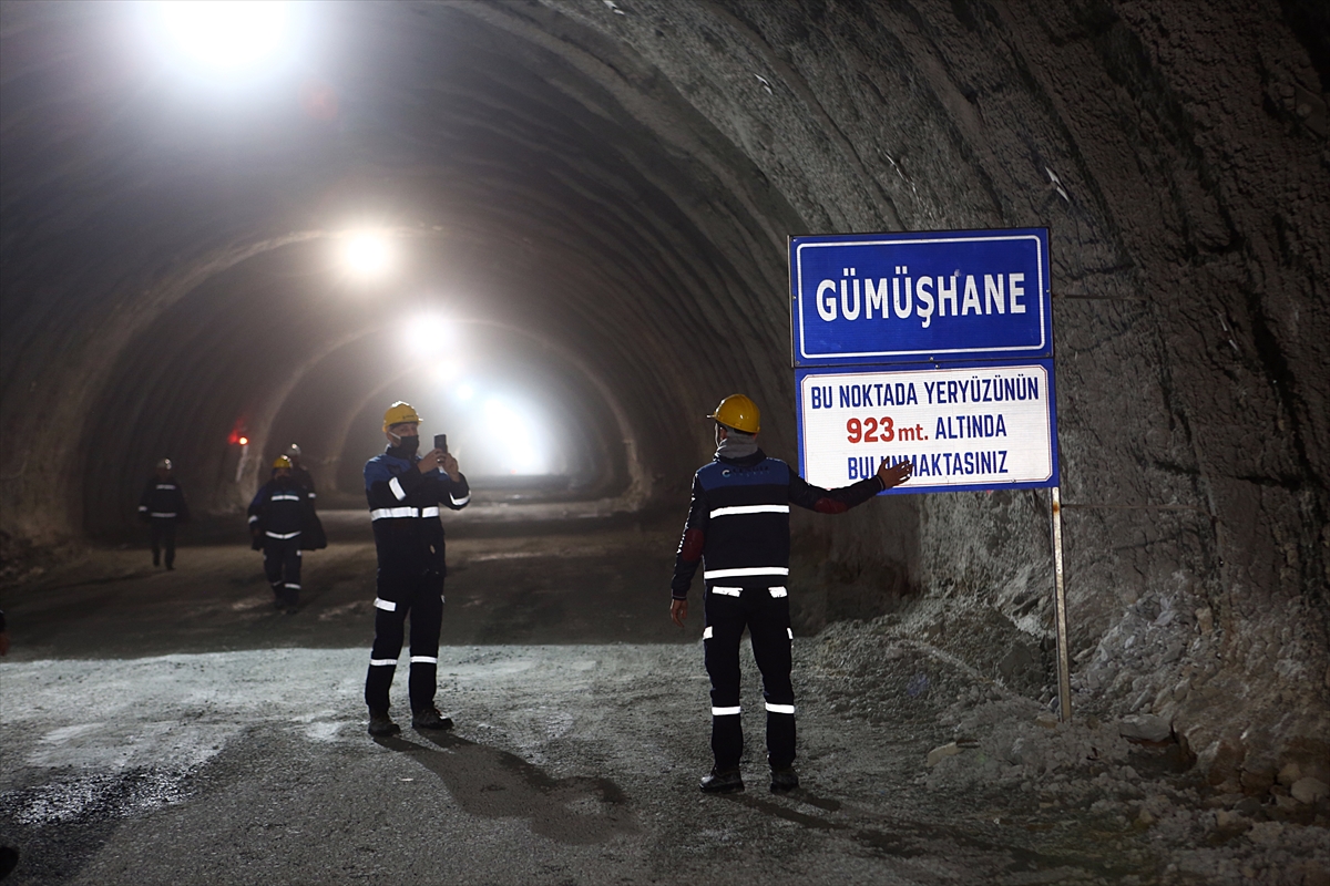 Ulaştırma ve Altyapı Bakanı Karaismailoğlu, Yeni Zigana Tüneli ışık görme törenine katıldı: