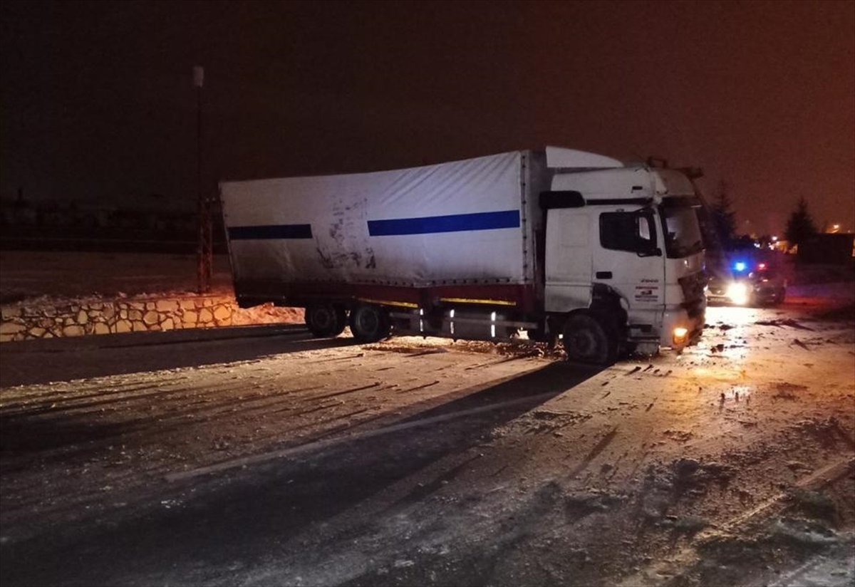 Afyonkarahisar'da yolcu otobüsü, tır ve kamyonun karıştığı kazada 15 kişi yaralandı