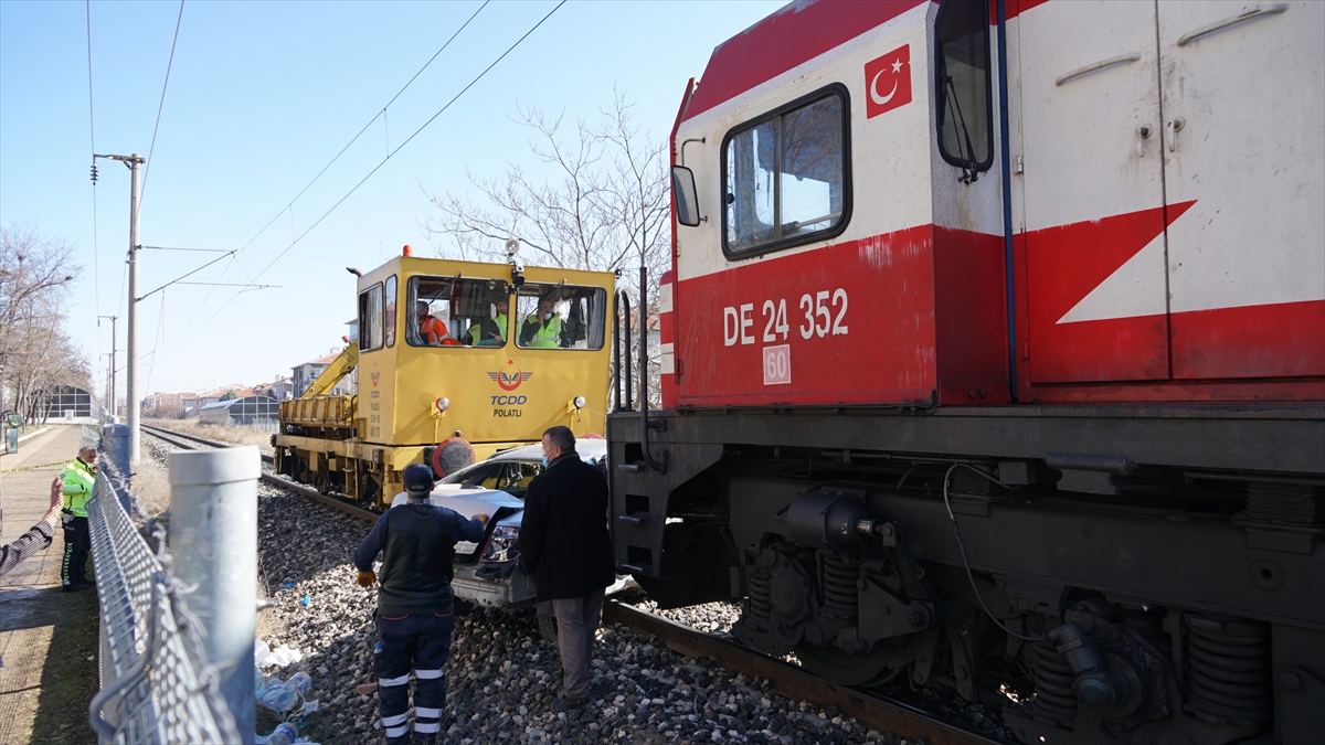 Ankara'da yük treni otomobile çarptı, 1 kişi öldü, 1 kişi yaralandı