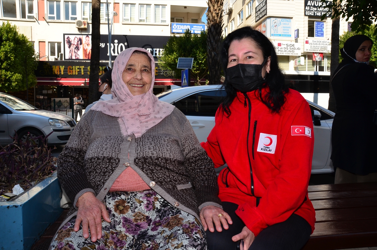 Antalya'da Kızılay'ın topladığı bağışlar afetzede çiftçilere dağıtılıyor