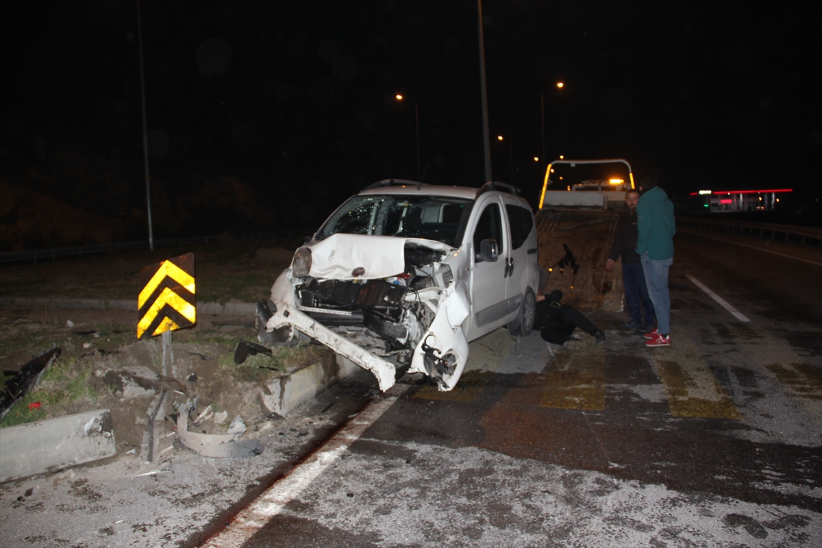 Aydın'da hafif ticari araç ile otomobilin çarpışması sonucu 5 kişi yaralandı