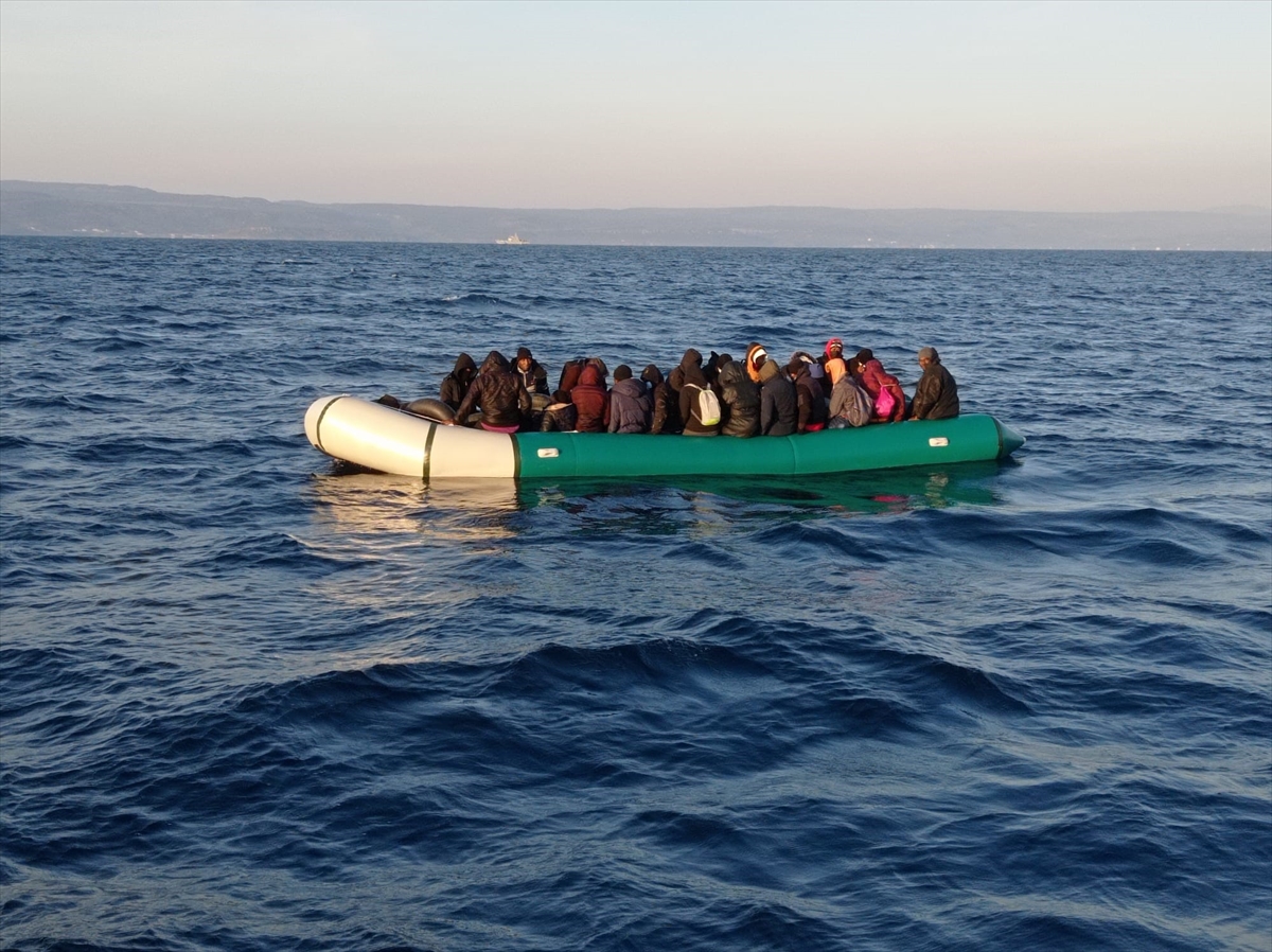 Ayvalık açıklarında geri itilen 35 düzensiz göçmen kurtarıldı