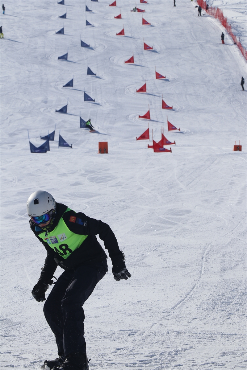 Erzincan'da düzenlenen Snowboard Alpine 2. Etap Yarışları sona erdi