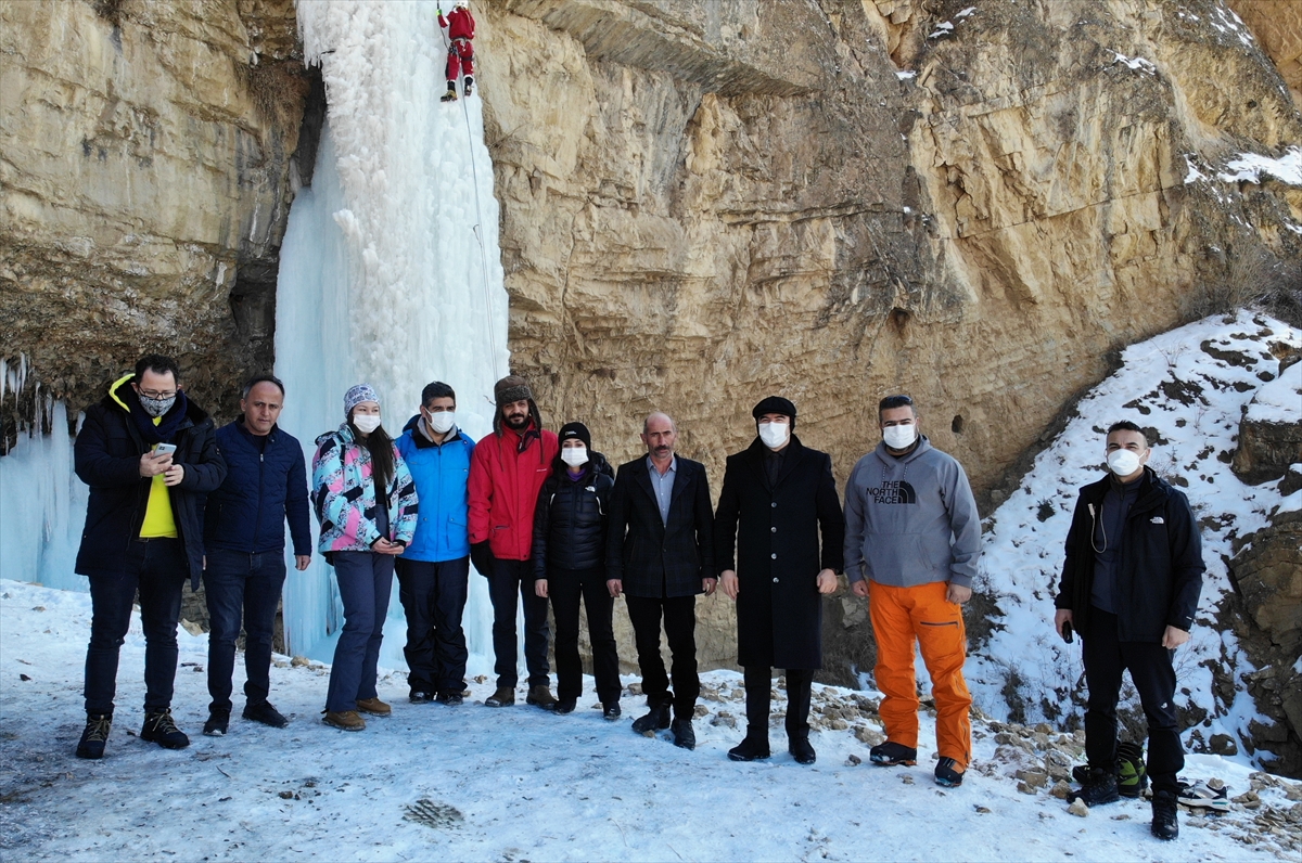 Erzurum'da sporcuların donan doğal şelalelere tırmanışı nefes kesti