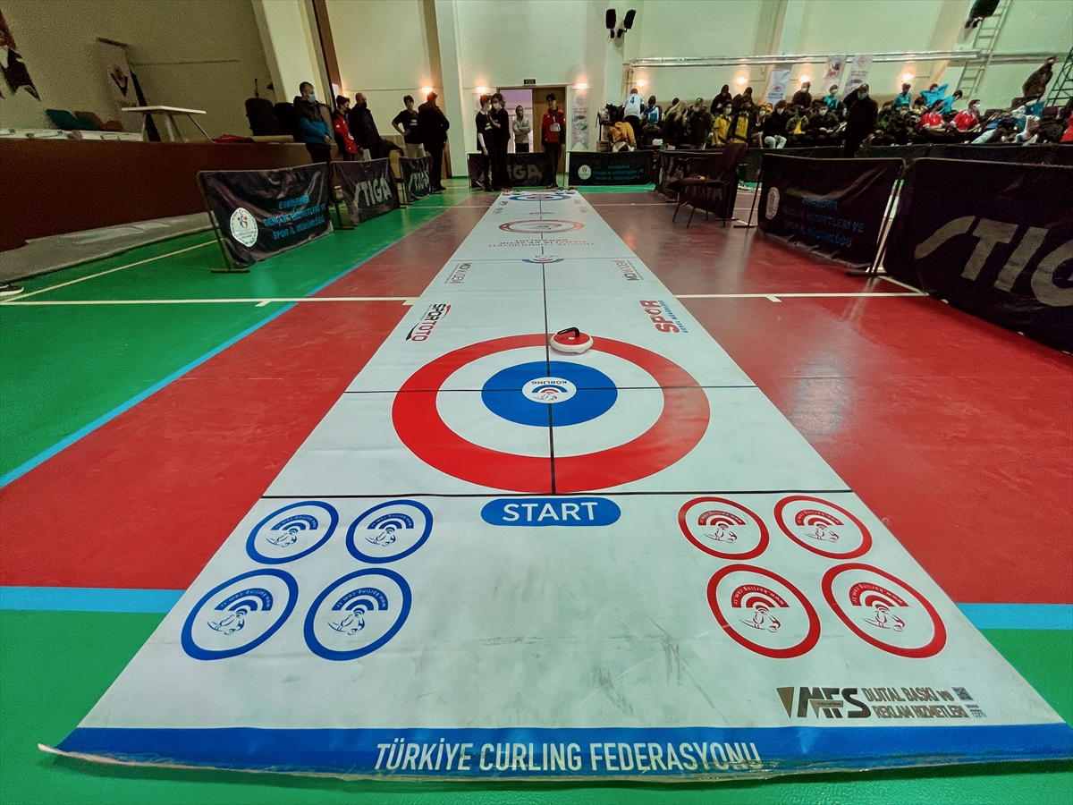 Eskişehirli öğrenciler “floor curling” sporunu sevdi