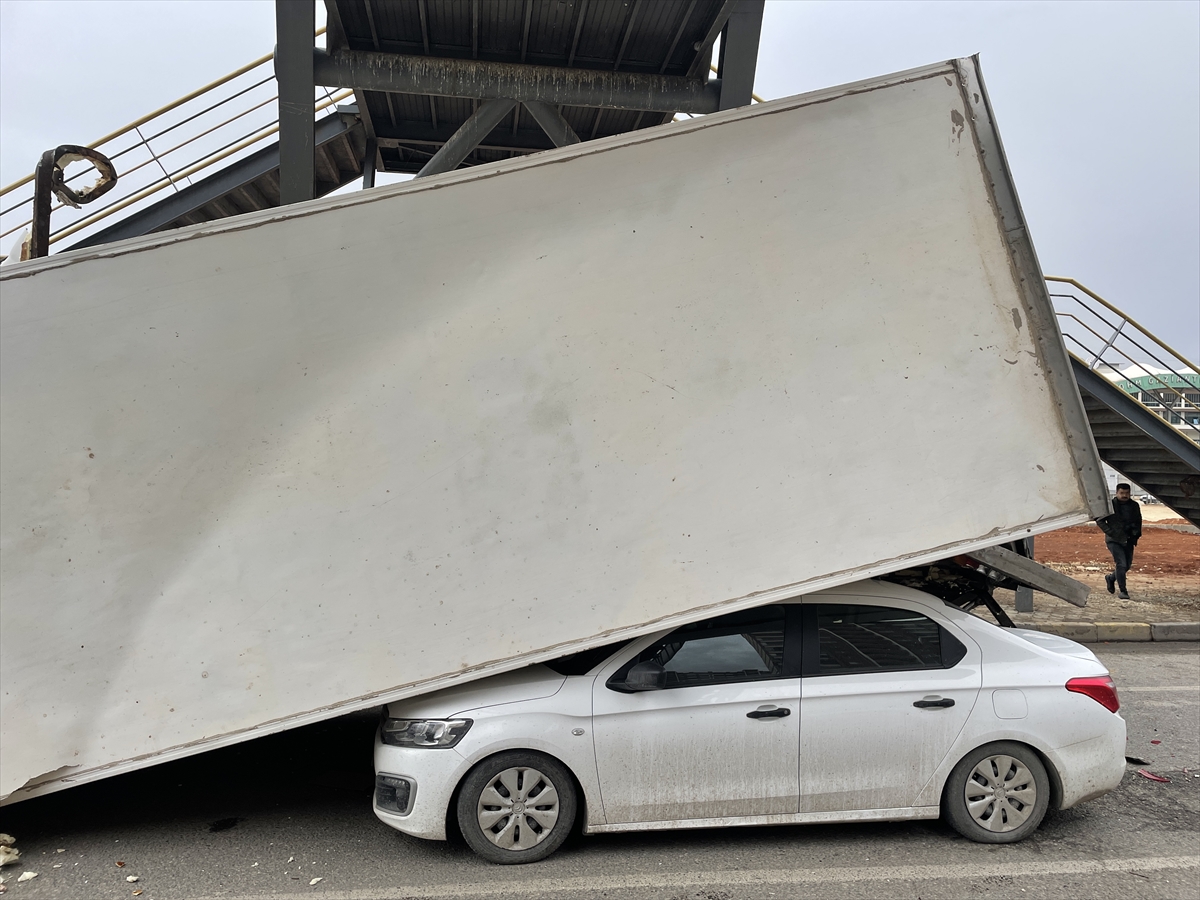 Gaziantep'te üst geçide takılan kamyon dorsesi otomobilin üstüne devrildi