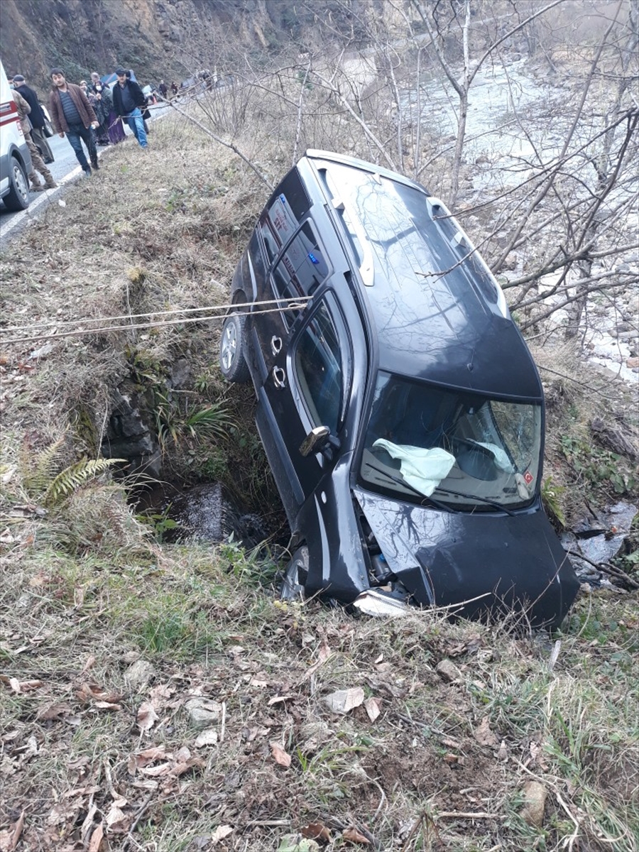 Giresun'da hafif ticari aracın dereye düşmesi sonucu 1 kişi öldü