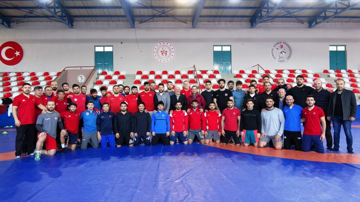 Güreş Federasyonu Başkanı Eroğlu'ndan milli takım kampına ziyaret